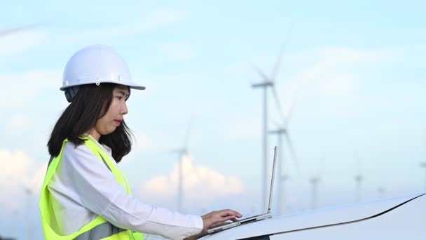 Femme Ingénieur Travaillant Tenant Rapport Parc Éoliennes Power Generator Station — Video