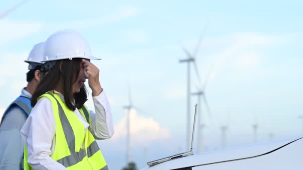 Femme Ingénieur Travaillant Tenant Rapport Parc Éoliennes Power Generator Station — Video