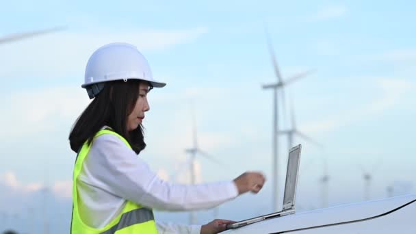 タイの山にある風力発電所で働く女性技術者がレポートを発表 Power Generator Station — ストック動画