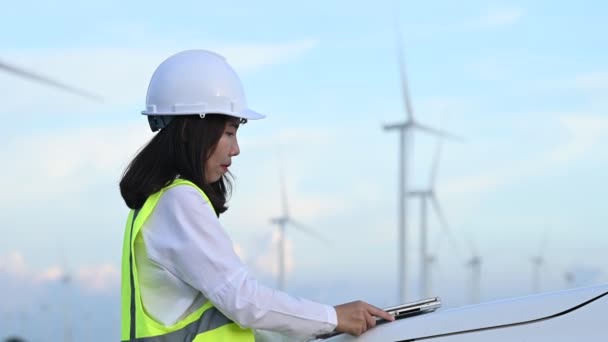 Kvinna Ingenjör Som Arbetar Och Håller Rapporten Vindkraftverket Power Generator — Stockvideo