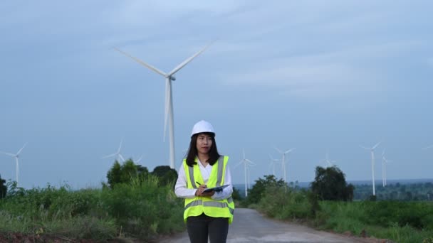Vrouwelijke Ingenieur Werkt Houdt Het Rapport Bij Windturbine Park Power — Stockvideo