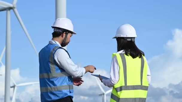 Mężczyzna Kobieta Inżynierowie Pracujący Trzymając Raport Elektrowni Turbiny Wiatrowej Górach — Wideo stockowe