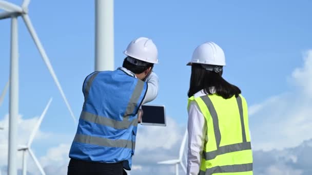 Ingénieurs Masculins Féminins Travaillant Tenant Rapport Centrale Éolienne Parc Éoliennes — Video