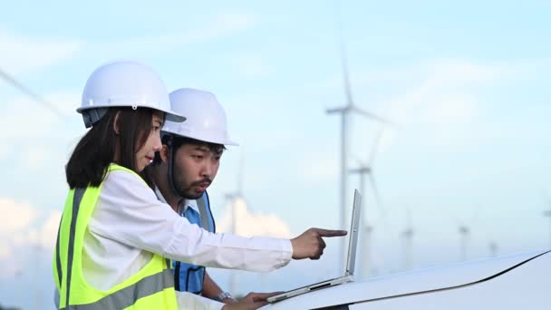 Mužští Ženské Inženýři Pracují Drží Zprávu Větrné Turbíny Farma Elektrárna — Stock video