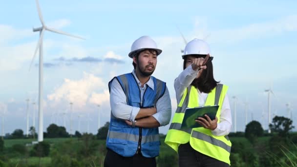 Mannelijke Vrouwelijke Ingenieurs Werken Houden Het Rapport Het Windturbinepark Power — Stockvideo