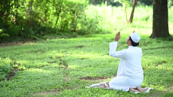 Чоловік Азіатського Ісламу Молитва Молодих Мусульман Ідея Фестивалю Рамадан — стокове відео