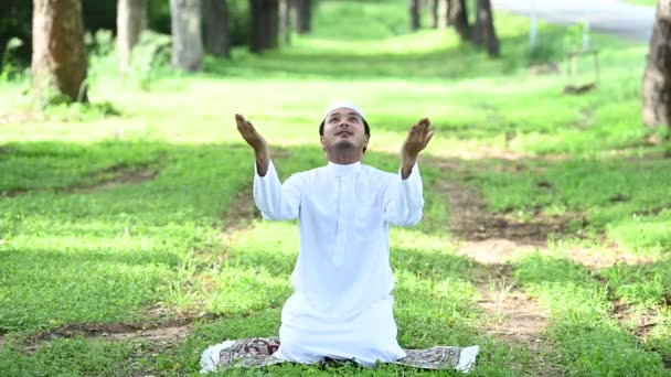 Ασιατική Islam Άνθρωπος Προσευχή Νέοι Μουσουλμάνοι Προσεύχονται Ραμαζάνι Έννοια Φεστιβάλ — Αρχείο Βίντεο