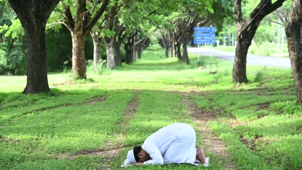 Islam Asiático Hombre Oración Jóvenes Musulmanes Rezando Ramadán Festival Concepto — Vídeo de stock