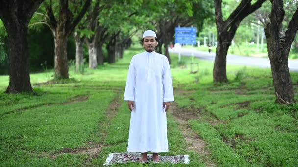 亚洲岛民男子祷告 年轻穆斯林祷告 斋月节概念 — 图库视频影像