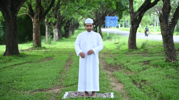 アジアのイスラム教徒の男性の祈り 若いイスラム教徒の祈り ラマダーン祭のコンセプト — ストック動画