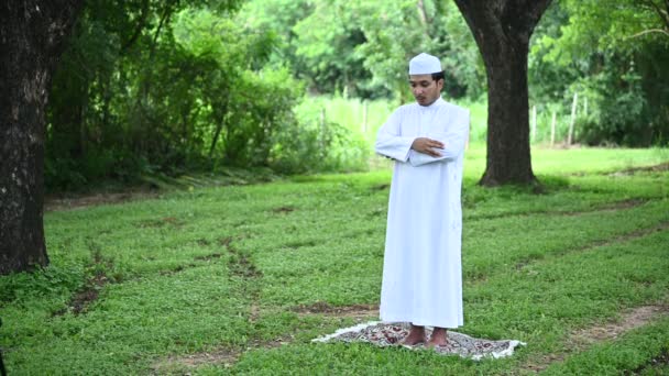 Ασιατική Islam Άνθρωπος Προσευχή Νέοι Μουσουλμάνοι Προσεύχονται Ραμαζάνι Έννοια Φεστιβάλ — Αρχείο Βίντεο