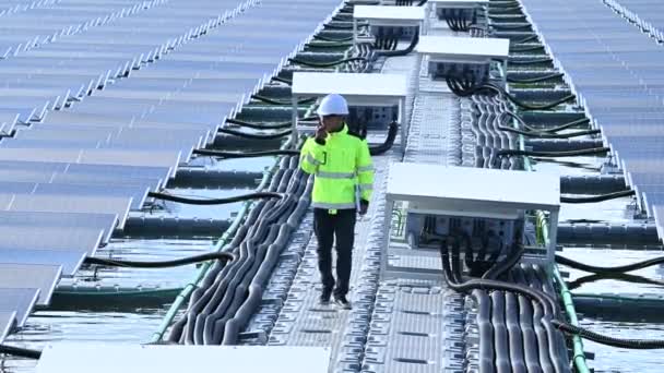 在浮动太阳能发电厂 可再生能源 技术员和投资者太阳能电池板工作的亚洲工程师检查太阳能电池板的安装情况 — 图库视频影像
