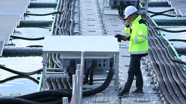 Asiatisk Ingenjör Arbetar Flytande Solkraftverk Förnybar Energi Tekniker Och Investerare — Stockvideo