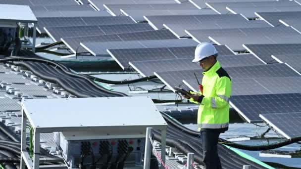 Asiatisk Ingenjör Arbetar Flytande Solkraftverk Förnybar Energi Tekniker Och Investerare — Stockvideo