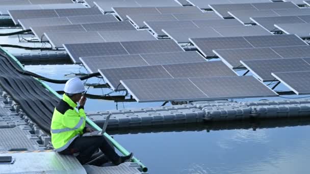 浮体式太陽光発電所で働くアジア人技術者 再生可能エネルギー 技術者 投資家太陽光パネル太陽エネルギー設置時のパネルチェック — ストック動画