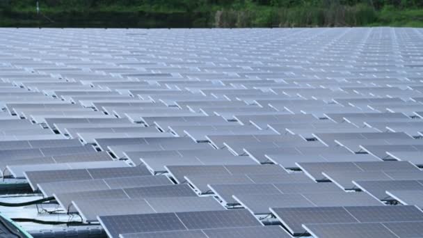 浮体式太陽光発電所で働くアジア人技術者 再生可能エネルギー 技術者 投資家太陽光パネル太陽エネルギー設置時のパネルチェック — ストック動画