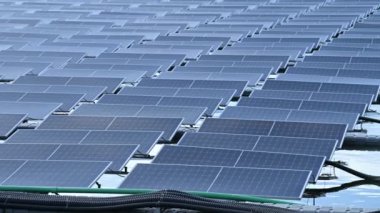 Yüzen güneş enerjisi santralinde çalışan Asyalı mühendis, yenilenebilir enerji, teknisyen ve yatırımcı güneş panelleri güneş enerjisi kurulumundaki panelleri kontrol ediyor
