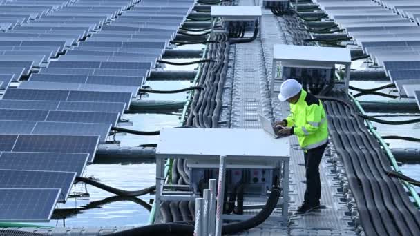 Asiatisk Ingenjör Arbetar Flytande Solkraftverk Förnybar Energi Tekniker Och Investerare — Stockvideo