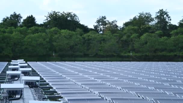 Aasian Insinööri Työskentelee Kelluva Aurinkovoimala Uusiutuva Energia Teknikko Sijoittaja Aurinkopaneelit — kuvapankkivideo