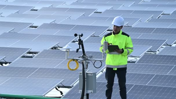 Asiatisk Ingenjör Arbetar Flytande Solkraftverk Förnybar Energi Tekniker Och Investerare — Stockvideo