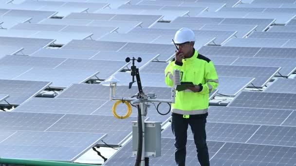在浮动太阳能发电厂 可再生能源 技术员和投资者太阳能电池板工作的亚洲工程师检查太阳能电池板的安装情况 — 图库视频影像