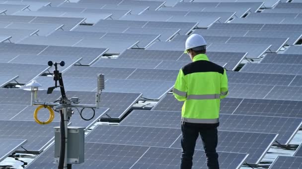 Ingegnere Asiatico Che Lavora Presso Centrale Solare Galleggiante Energia Rinnovabile — Video Stock