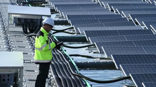 Азіатський Інженер Який Працює Плавучій Сонячній Електростанції Відновлювана Енергія Технік — стокове відео