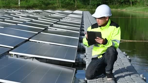 Ingeniero Asiático Trabajando Planta Energía Solar Flotante Energía Renovable Técnico — Vídeo de stock