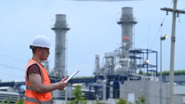 Petrol ve gaz rafinerisi fabrikasında çalışan Asyalı petrokimya mühendisi elektrik santrali enerji imalatında çalışan insan işçi mühendisi.