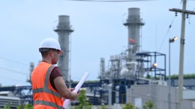Petrol ve gaz rafinerisi fabrikasında çalışan Asyalı petrokimya mühendisi elektrik santrali enerji imalatında çalışan insan işçi mühendisi.