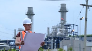 Petrol ve gaz rafinerisi fabrikasında çalışan Asyalı petrokimya mühendisi elektrik santrali enerji imalatında çalışan insan işçi mühendisi.