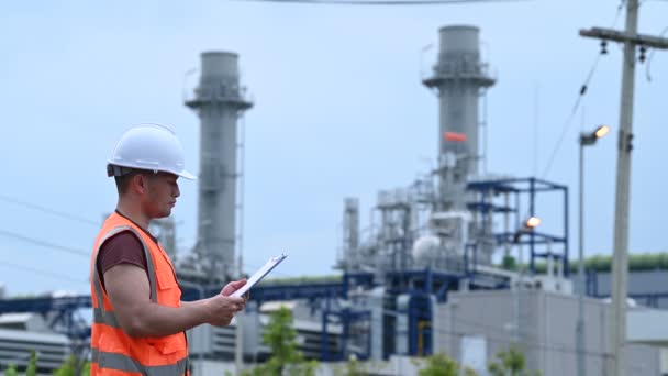 Hombre Asiático Ingeniero Petroquímico Que Trabaja Fábrica Industria Planta Refinería — Vídeo de stock