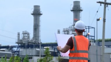 Petrol ve gaz rafinerisi fabrikasında çalışan Asyalı petrokimya mühendisi elektrik santrali enerji imalatında çalışan insan işçi mühendisi.