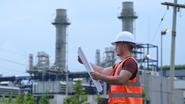 Petrol ve gaz rafinerisi fabrikasında çalışan Asyalı petrokimya mühendisi elektrik santrali enerji imalatında çalışan insan işçi mühendisi.