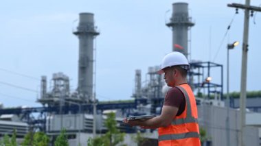 Petrol ve gaz rafinerisi fabrikasında çalışan Asyalı petrokimya mühendisi elektrik santrali enerji imalatında çalışan insan işçi mühendisi.