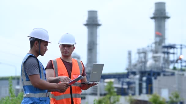 Zwei Ingenieure Die Kraftwerk Arbeiten Arbeiten Glücklich Zusammen Helfen Sie — Stockvideo