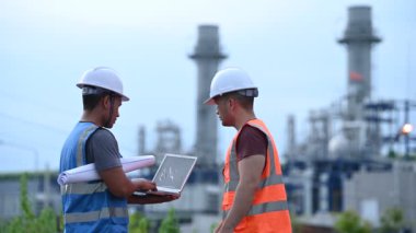 Elektrik santralinde çalışan iki mühendis, birlikte mutlu bir şekilde çalışıyorlar, sorunu çözümlemede birbirlerine yardım ediyorlar, kalkınma yönergeleri hakkında danışmanlık yapıyorlar.