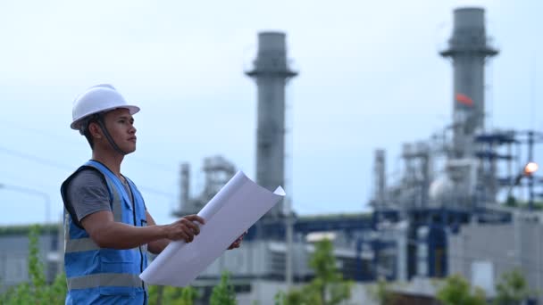 ガス精製プラント産業工場で働くアジア人の石油化学技術者 電力プラントエネルギー産業製造業で働く人々の労働者の技術者 — ストック動画