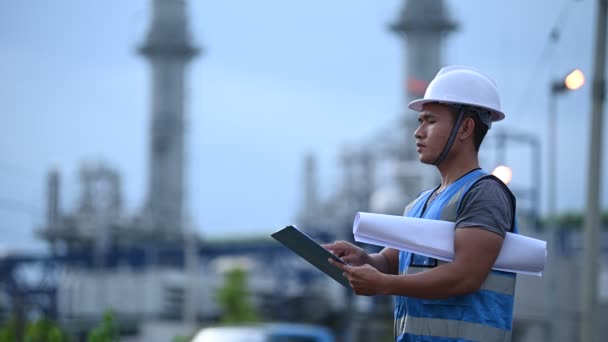 Homem Asiático Engenheiro Petroquímico Trabalhando Fábrica Indústria Refinaria Petróleo Gás — Vídeo de Stock