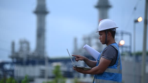 Petrol Gaz Rafinerisi Fabrikasında Çalışan Asyalı Petrokimya Mühendisi Elektrik Santrali — Stok video