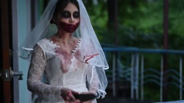 Asyalı kadın portresi kan, korku sahnesi, korkunç geçmiş, Cadılar Bayramı festivali konsepti, gelin zombisi