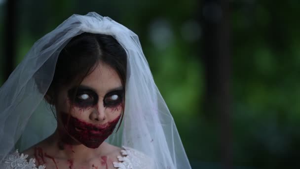 アジアの女性の肖像は 血液と幽霊の顔を構成します ホラーシーン 怖い背景 ハロウィン祭りのコンセプト 花嫁ゾンビ — ストック動画