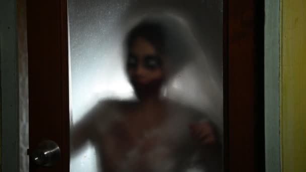 アジアの女性の肖像は 血液と幽霊の顔を構成します ホラーシーン 怖い背景 ハロウィン祭りのコンセプト 花嫁ゾンビ — ストック動画