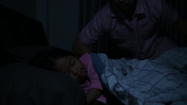 Apa Lánya Aludni Ágyon Hálószobában Nézd Rajzfilm Telefonnal Apák Napja — Stock videók