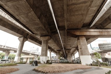 Beton köprü altında hızlı bir şekilde yükseldi