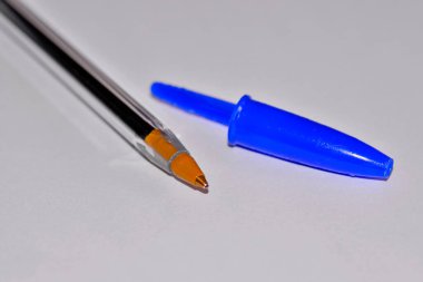 kapaklı mavi mürekkep kalem.