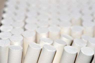 Okul tahtasına yazılacak tebeşir. Aynı zamanda alçı taşı ve tebeşir (Mexico) veya pastel olarak da bilinir, parmaklıklarda hazırlanan beyaz bir kil, levhalara yazı yazmak için kullanılır..