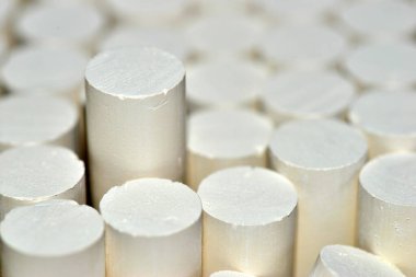 Okul tahtasına yazılacak tebeşir. Aynı zamanda alçı taşı ve tebeşir (Mexico) veya pastel olarak da bilinir, parmaklıklarda hazırlanan beyaz bir kil, levhalara yazı yazmak için kullanılır..