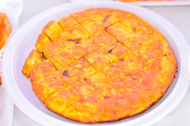 İspanyol omleti veya plastik tabakta parçalanmış tortilla..