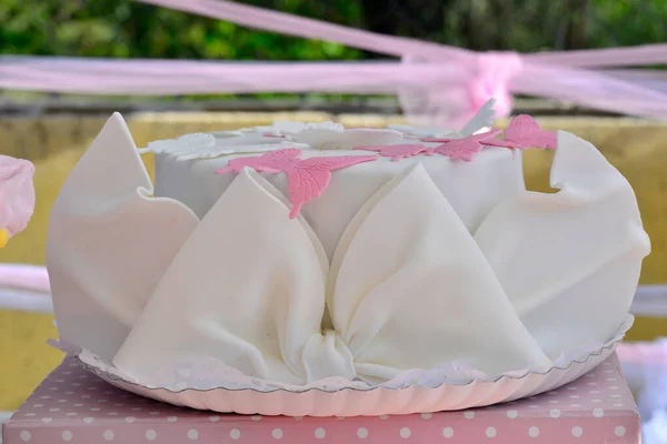 Pastel Fondue Blanco Con Mariposas — Foto de Stock